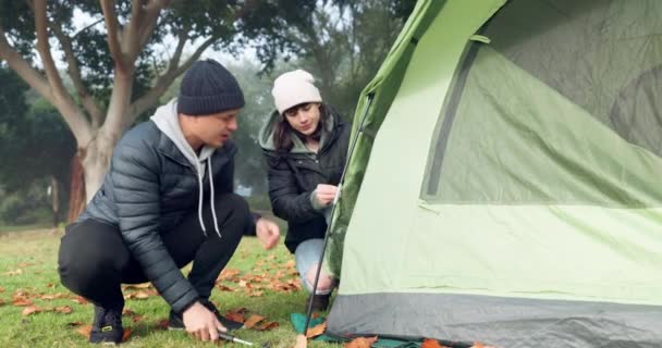 搭帐篷和帮助大自然中的夫妻探险 放松和度假 与男男女女一起在野营公园远足 远足和登山度假 — 图库视频影像