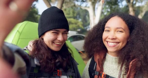 友人の屋外 キャンプや自撮りで幸せ 冒険と記憶 自然と森の中の女性 森の中での写真 キャンプでの幸福 ソーシャルメディアの投稿と笑顔を持つ女性 — ストック動画