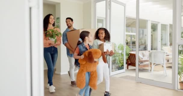 幸せな家族 ボックスと不動産 住宅ローンやアパートでの移転のための新しい家に移動します 子供が家の中で投資 または財産の所有者のために歩く — ストック動画