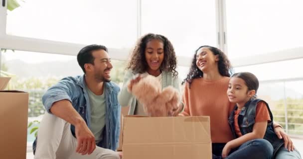 Feliz Menina Família Movendo Com Ursinho Pelúcia Uma Caixa Brinquedos — Vídeo de Stock