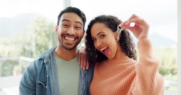 Pasangan Bahagia Real Estate Dan Berpelukan Dengan Kunci Rumah Baru — Stok Video