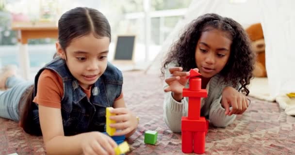 女の子 教育用玩具 一緒に遊んで 楽しい家庭での姉妹 ブロックや開発を構築します 創造性と色 女性の子供と品質の時間 遊び場でパズルやゲーム — ストック動画