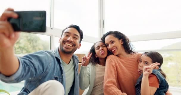 Amor Selfie Familia Feliz Nuevo Hogar Emocionado Pasar Tiempo Calidad — Vídeos de Stock