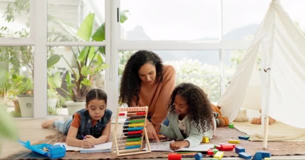 Μητέρα Παιδιά Και Μάθηση Μαθηματικών Στο Πάτωμα Στο Σπίτι Μελέτη — Αρχείο Βίντεο