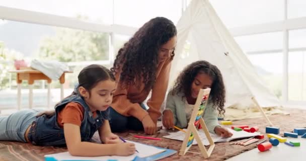 Moeder Meisjes Wiskunde Leren Vloer Huis Studeren Lesgeven Voor Thuisschool — Stockvideo