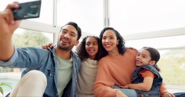 Pamięć Selfie Szczęśliwa Rodzina Nowym Domu Podekscytowani Aby Spędzić Czas — Wideo stockowe
