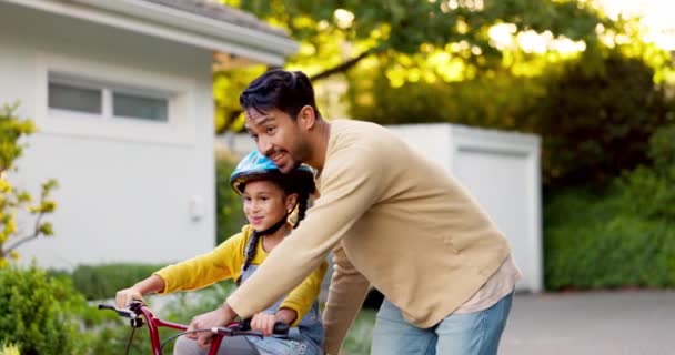 Pai Criança Aprender Bicicleta Livre Entrada Vizinhança Para Apoio Familiar — Vídeo de Stock