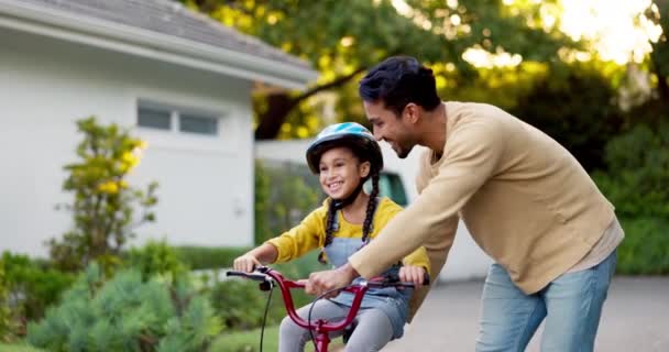 Pai Criança Ensino Bicicleta Livre Entrada Casa Para Apoio Familiar — Vídeo de Stock