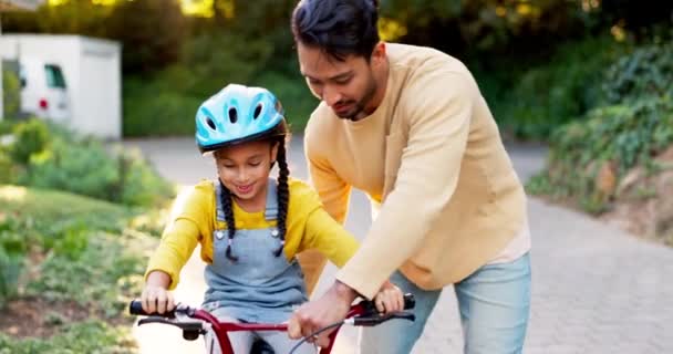 Ojciec Dziecko Nauka Jazdy Rowerze Sąsiedztwie Domu Dla Zabawy Umiejętności — Wideo stockowe