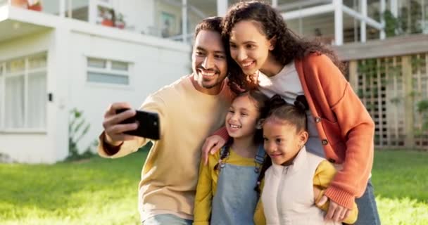 Selfie Achtertuin Ouders Met Meisjes Huis Familie Met Geluk Onroerend — Stockvideo
