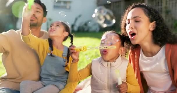 Діти Сад Сім Дме Бульбашки Разом Відкритому Повітрі Влітку Розваги — стокове відео