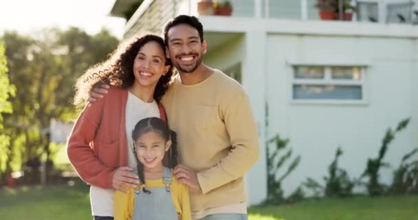 Familie Buiten Ouders Kind Het Gazon Thuis Met Een Glimlach — Stockvideo