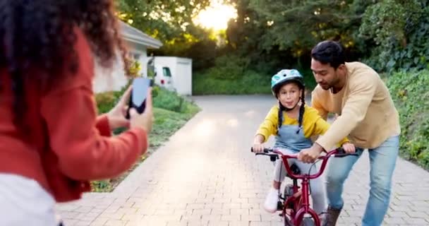 Mutter Vater Und Kind Lernen Auf Dem Fahrrad Der Einfahrt — Stockvideo