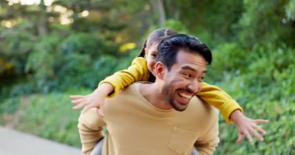 天生的父亲和孩子 喜欢走路 打情骂俏和骑背 家人和一个年轻的爸爸带着一个小女孩在公园里享受周末的乐趣或与自由一起活动 — 图库视频影像