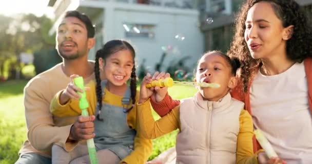 Dzieci Ogród Rodzina Wydmuchiwanie Bąbelki Razem Świeżym Powietrzu Latem Dla — Wideo stockowe