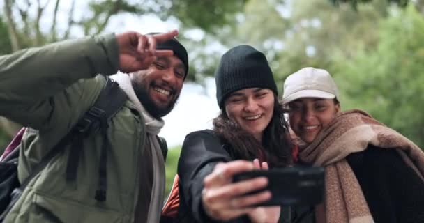 快乐的人或徒步旅行的人在野外远足的时候 在社交媒体上分享他们的经历 森林或活跃分子在一起远足时拍照或拍照 — 图库视频影像