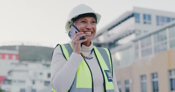 Telefon Görüşmesi Inşaattaki Mutlu Mimari Kadın B2B Planlama Şehir Binası — Stok video