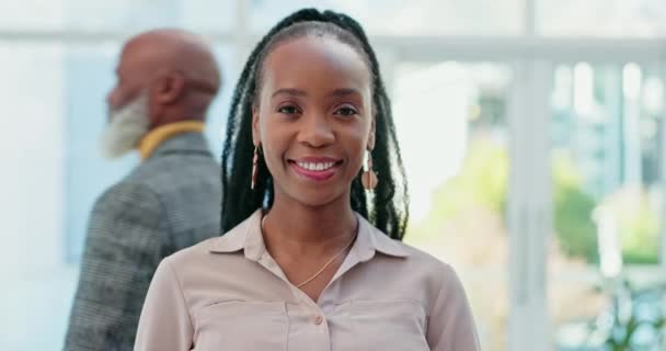 Gezicht Ontwerper Vrolijke Zwarte Vrouw Druk Kantoor Startup Bedrijf Werkplek — Stockvideo