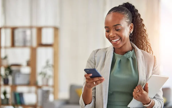 Счастливая Чернокожая Женщина Телефон Общение Офисе Улыбкой Сети Социальных Сетях — стоковое фото