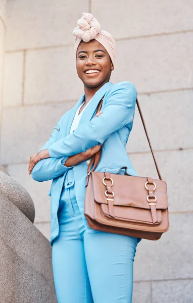 Feliz Orgulho Retrato Uma Mulher Negra Com Braços Cruzados Cidade — Fotografia de Stock