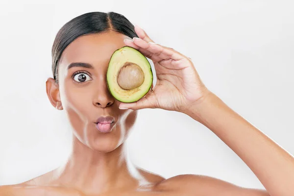 Vrouw Avocado Grappige Studio Portret Voor Gezondheid Wellness Dieet Voor — Stockfoto