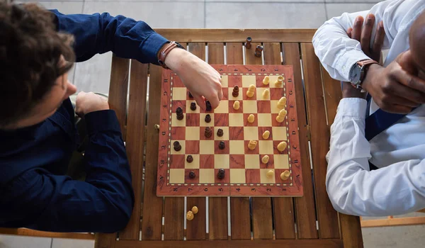 Šachy Deskové Hry Obchodníci Hrát Stolu Shora Zatímco Pohybující Kus — Stock fotografie