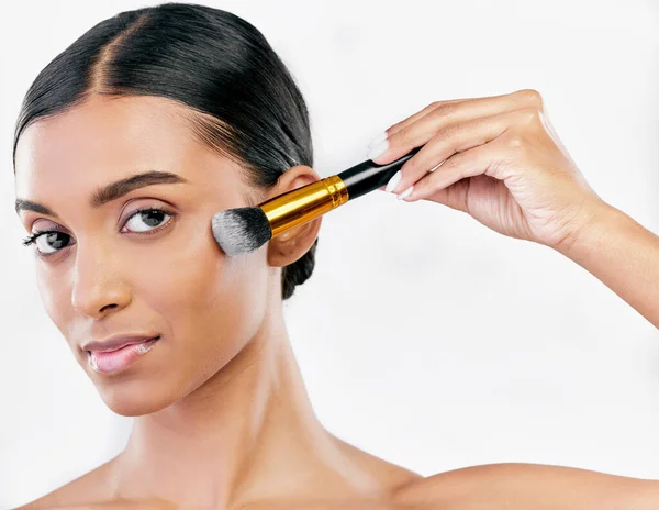 Retrato Cuidado Piel Mujer Con Maquillaje Pincel Dermatología Sobre Fondo —  Fotos de Stock