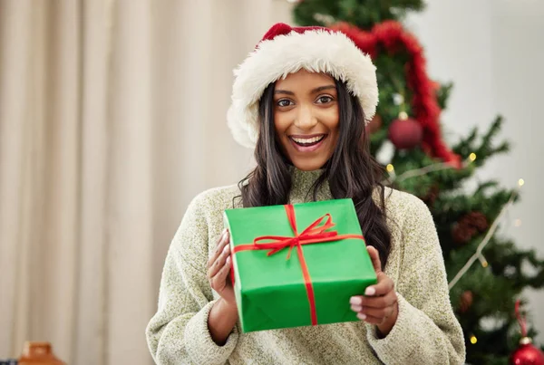 クリスマス 肖像画やギフトボックスを持つ幸せな女の子や冬に自宅で休日のお祝いに存在します 笑顔や家の中でお祝いやクリスマスの小包とパッケージと興奮インドの女性 — ストック写真