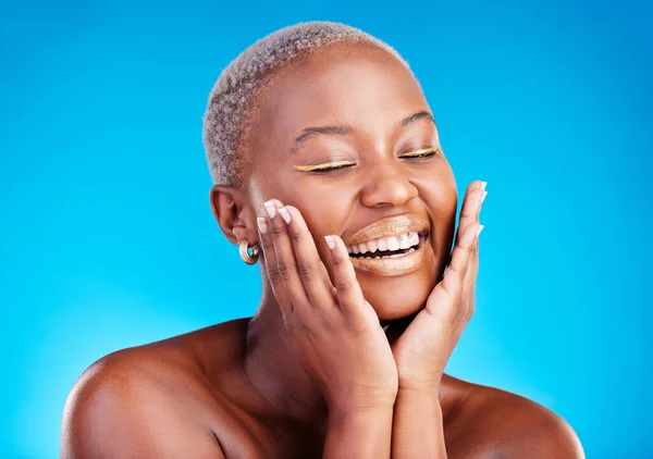 Gezicht Make Glimlach Vrolijke Zwarte Vrouw Met Gezichtstoepassing Esthetische Cosmetica — Stockfoto