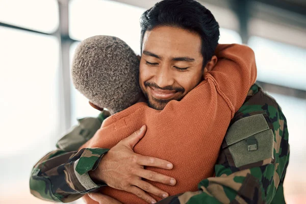 Amor Abraço Soldado Homem Com Sua Esposa Aeroporto Depois Voltar — Fotografia de Stock