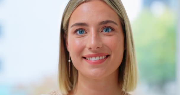 Frau Gesicht Oder Lächeln Auf Attrappe Hintergrund Psychologie Klinik Modernes — Stockvideo