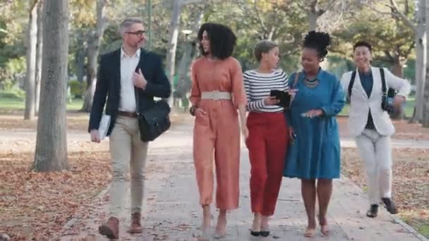 話し合いやチームワークで仕事をするために旅行のための公園でビジネスの人々 協働や通勤のために自然を歩いている従業員と幸せ 多様性 — ストック動画
