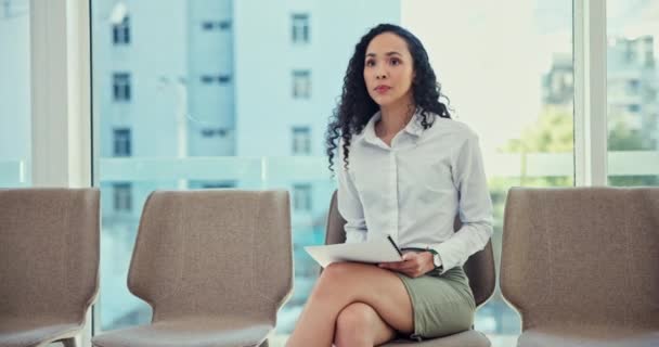 面试时 女性和等待招聘的空间或公司员工的职业发展空间 专业女性 在公司办公室或创业 经商时的董事长和雇用机会 — 图库视频影像