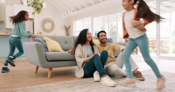 Família Feliz Pais Filhos Correndo Uma Sala Estar Com Energia — Vídeo de Stock