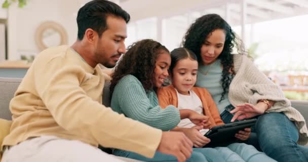 Tablet Familie Und Kinder Mit Eltern Hause Für Online Bildung — Stockvideo