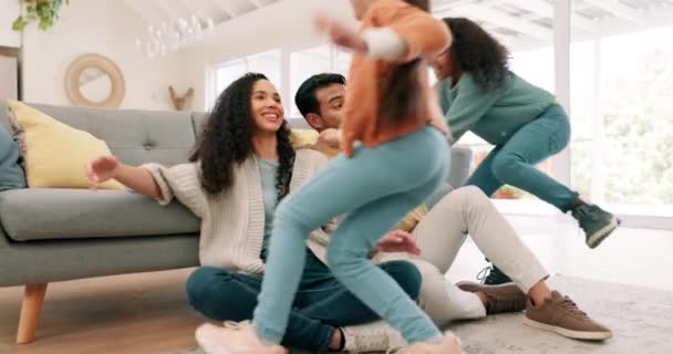 자녀들은 보살핌으로 집에서 아이들은 거실에서 느끼며 즐겁게 포옹하고 시간을 보낸다 — 비디오