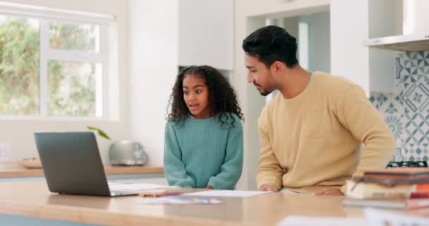 Laptop Öğrenme Çocuklu Bir Baba Sunum Ders Bilgi Için Konuşuyor — Stok video