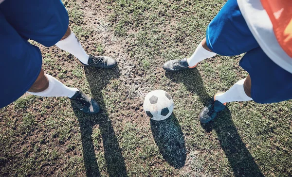 Piernas Fútbol Pelota Con Equipo Listo Para Inicio Campo Deportes —  Fotos de Stock