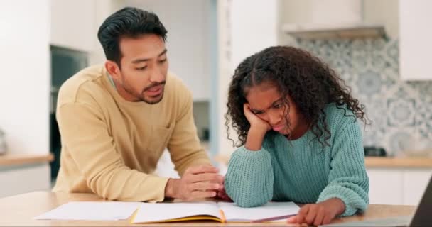 学習や勉強のためのノートを使用している間 父親は彼の娘と話しています 自宅のキッチンで男と学生の女の子との宿題 奨励または問題解決 — ストック動画