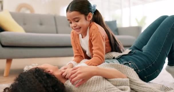 孩子们 爱和一个母亲一起和女儿在客厅的地板上玩耍 与妇女和女童在家里开玩笑或谈笑风生 — 图库视频影像