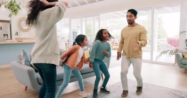 孩子和家人一起在他们家的客厅里跳舞 以获得乐趣或建立感情 孩子们 有趣或爱着一个嬉闹的妈妈 爸爸和姐姐们搬到他们的房子里听音乐 — 图库视频影像