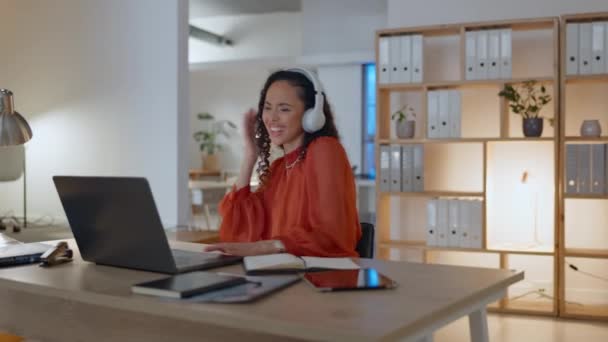 Wanita Bahagia Dengan Headphone Menari Dan Bersemangat Untuk Pekerjaan Malam — Stok Video