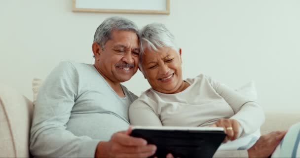 Senioren Paar Ontspannen Tablet Bank Huis Woonkamer Voor Liefde Films — Stockvideo