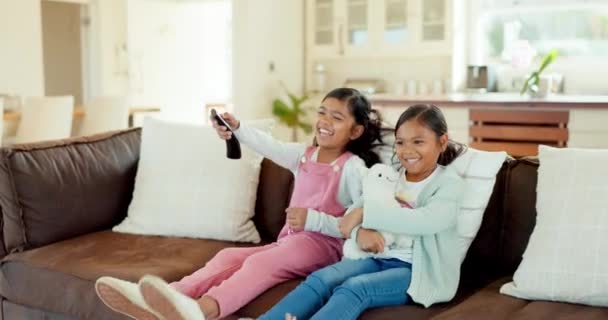 Glücklich Und Kinder Auf Dem Sofa Mit Fernbedienung Für Bindung — Stockvideo