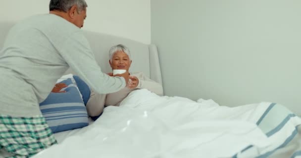 Seniorenpaar Het Geven Drinken Van Koffie Slaapkamer Thuis Voor Ochtend — Stockvideo