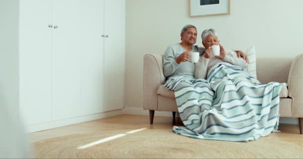 Falando Casal Sênior Relaxar Beber Café Sofá Com Cobertor Sala — Vídeo de Stock