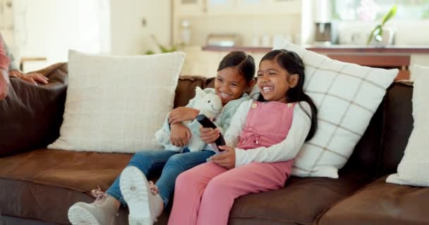 Rodzina Dzieci Kanapie Rodzicami Nawiązywania Więzi Jakości Czasu Relaksu Salonie — Wideo stockowe