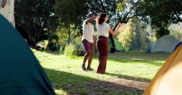 Naturaleza Camping Pareja Joven Bailando Juntos Bosque Con Música Romántica — Vídeos de Stock