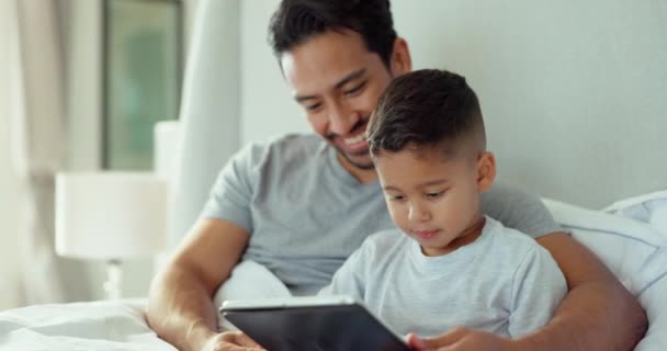Apa Fiú Gyermek Tabletta Hálószobában Online Játékok Olvasás Ebook Történet — Stock videók