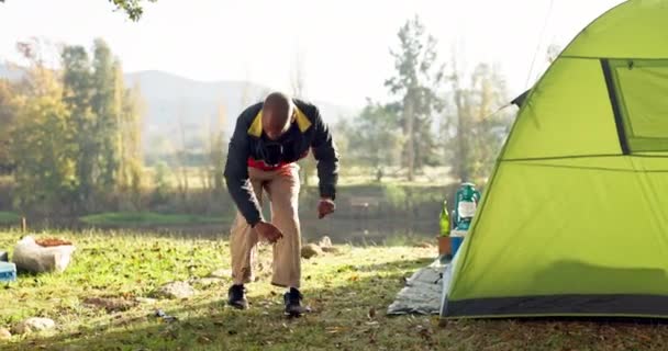 Camping Tente Homme Noir Installation Dans Nature Pour Réfugier Vacances — Video
